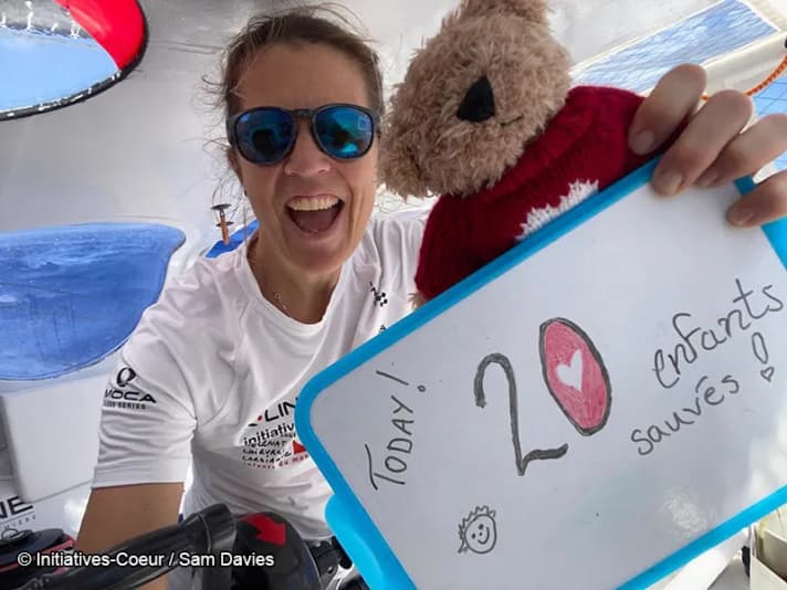 Sam Davies et son nounours de cœur qui l'accompagne en mission