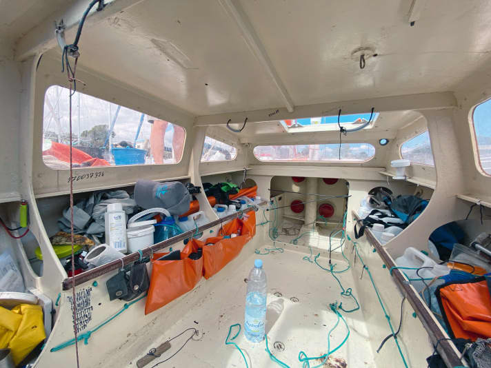 When at sea, Quenet never leaves the interior of the "Baluchon". He operates the sails from the hatch, the windows offer all-round visibility