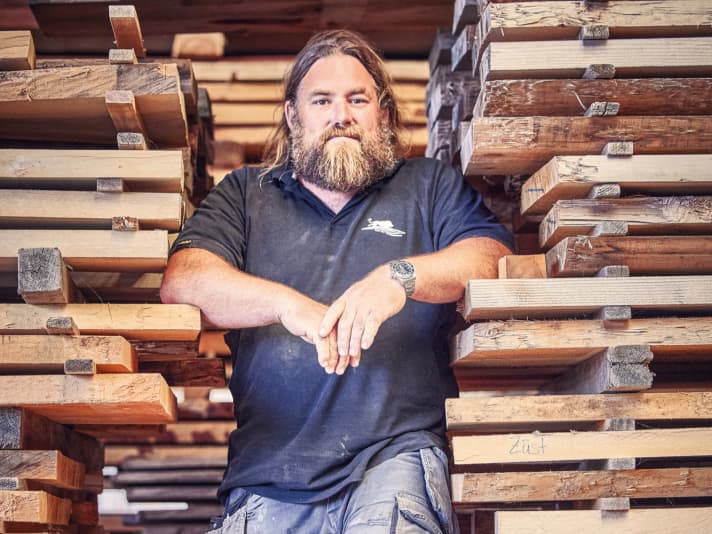 In seiner Werft in Altnau am Schweizer Bodenseeufer arbeitet Bootsbaumeister Stefan Züst mit seiner Mannschaft an der Restaurierung und der Pflege von fast 100 Klassikern im Jahr. Regelmäßig entstehen aber auch Neukonstruktionen – darunter auch Boote, denen das Konzept zugrunde liegt, traditionelle Risse in die Moderne zu übersetzen, wie etwa beim Lake Constance Pilot Cutter. Allen Booten aus dem Hause Züst 
gemeinsam ist der Werkstoff Holz