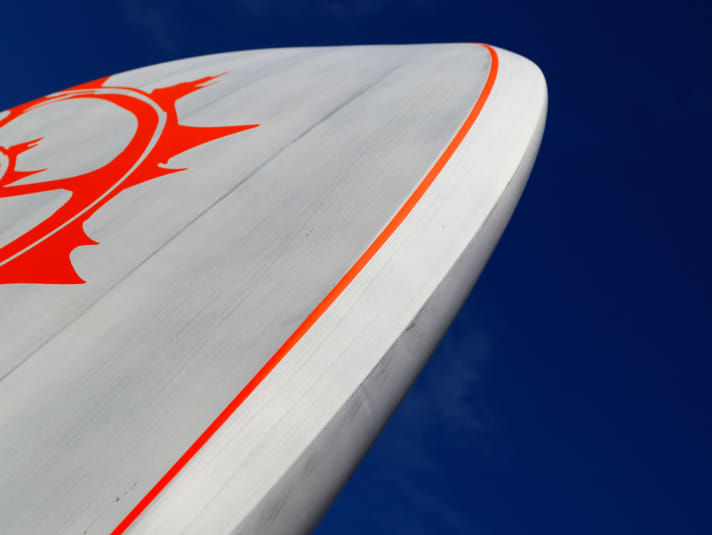   Voluminöse Kanten, die beim unfreiwilligen Absetzen des Boards auf dem Wasser viel Auftrieb liefern und ein Abtauchen verhindern sollen.