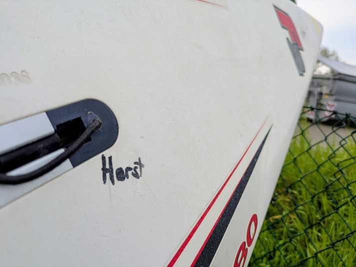 “...Wer nennt seinen Surfboard Horst?...”