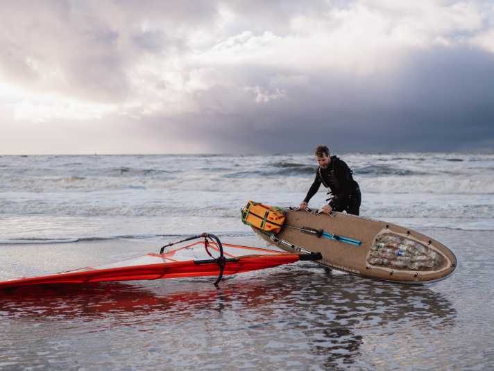 Merijn Tinga with his expedition board, which is partly made of old plastic and mushroom threads.