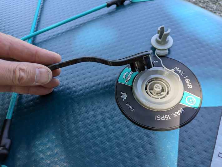 Un sibilo ha spaventato i tester, ma la valvola standard può essere facilmente serrata con la speciale chiave in dotazione.