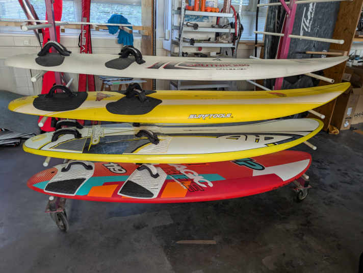 Im surf-Keller lagert sonst nur Neuware - oft Boards, die noch gar nicht im Handel erhältlich sind. Die ungewöhnliche Oldtimer-Parade sorgte für Aufmerksamkeit.