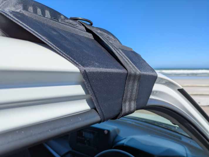 Die Türdichtung ist vor dem Spanngurt geschützt.