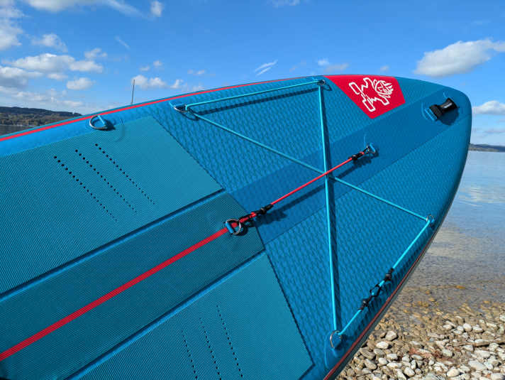 There are two ways to secure items on the bow. The cross-strap for large items of luggage and an additional (red) elastic strap for small items that you’ll want to access frequently whilst on the move, such as a small bag of snacks and drinks.