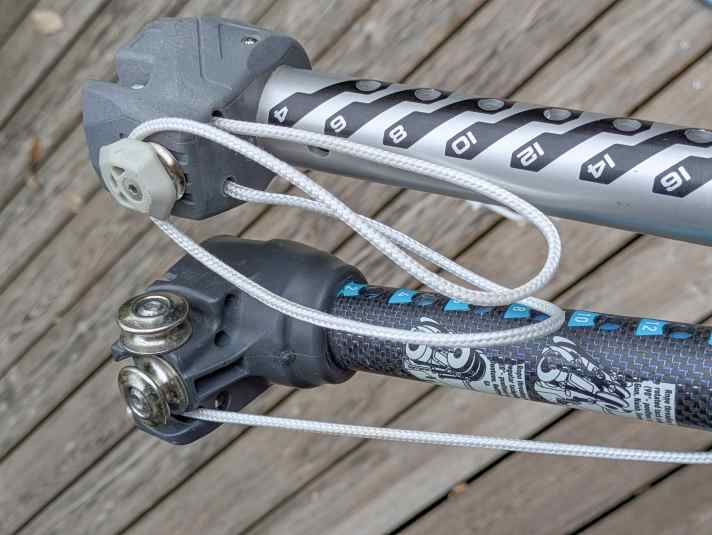 Die Severne Cyclops (oben) ist ein Spezialist, die Duotone Uni.XT erlaubt Loopen für beide Varianten von Rollenblöcken (Rollen am Segel längs/quer) sowie klassisches Fädeln - und das alles sehr gut.