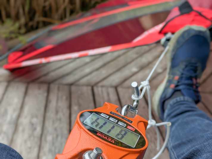 811 Newton Zugkraft liegen beim 6,0er Severne Gator für den High-Wind-Trimm an. Das entspricht etwa 82 Kilo Gewichtskraft. Mit der blanken Hand gezogen, schnürt das schon ordentlich ein.