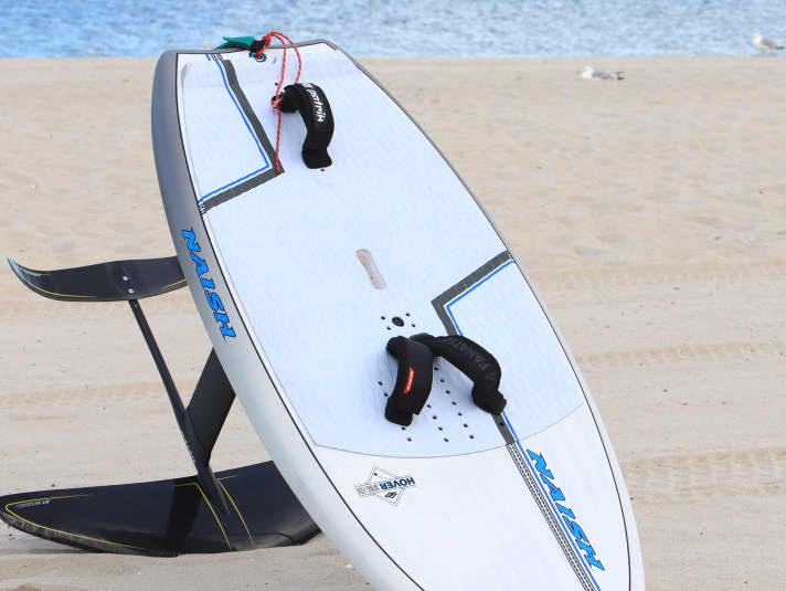 Zwei Griffe sorgen beim Naish Hover für einfaches Tragen
