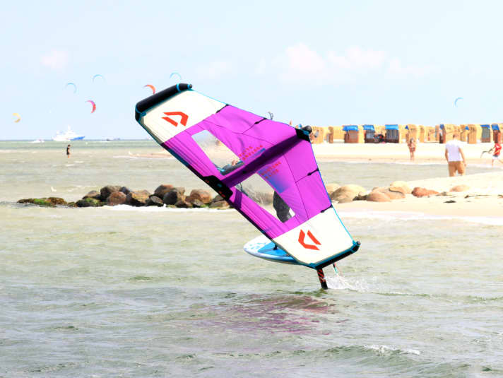 Bietet mit seinen abgeknickten Wingtips erfreulich viel “Bodenfreiheit” – der Duotone Slick Wing