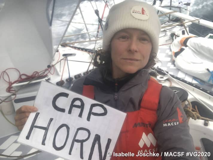   Isabelle Joschke avait déjà franchi l'étape la plus importante avec le Cap Horn, malgré de nombreux problèmes techniques, lorsqu'une tempête dans l'Atlantique Sud l'a contrainte à abandonner.