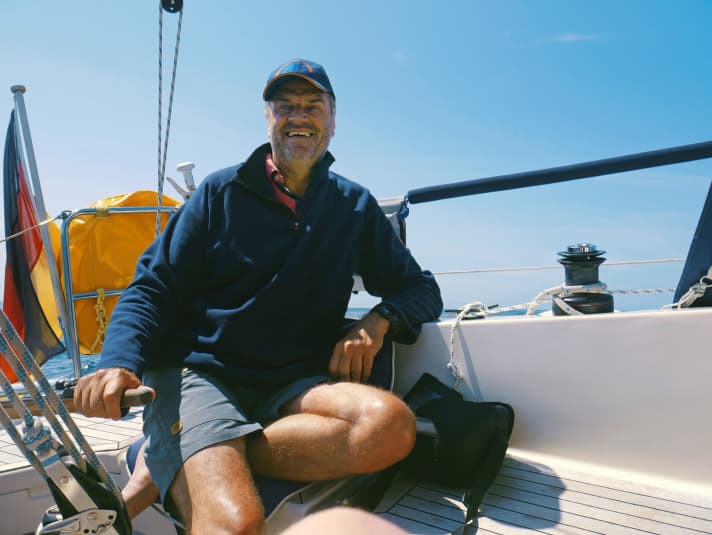   Il capitano Jan Rüsch. Rüsch stava viaggiando su una nave container di 336 metri quando ha ricevuto la richiesta di soccorso. In privato, naviga con la sua Hanse 331 sull'Elba.