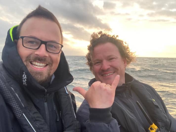   Les deux fondateurs et organisateurs du Baltic 500 du Yacht Club Strande n'ont pas pu dormir plus de deux ou trois heures : Cord Hall (à gauche) et Rasmus Töpsch, ici en train d'installer la ligne d'arrivée.
