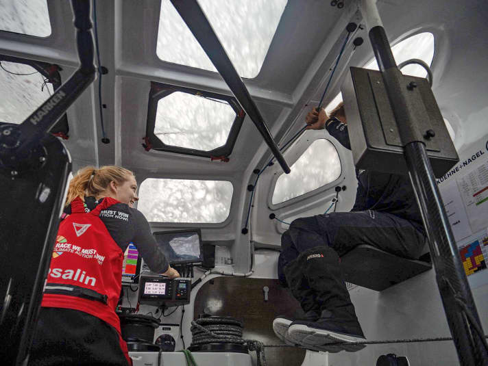 Bei Seegang und mehr als 20 Knoten Fahrt fliegen mitunter Tonnen von Wasser übers Deck. Dann genießt die Crew unter der Cockpit-Kanzel maximalen Schutz – und kann trocken arbeiten