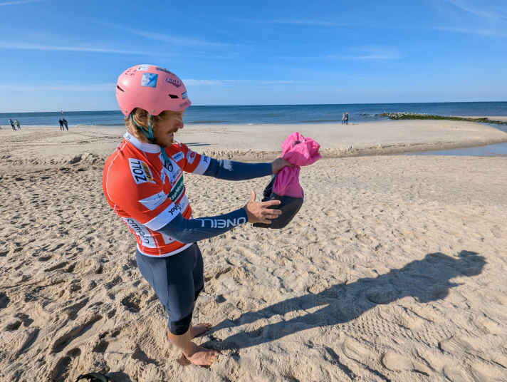 After the session, Balz Müller stows the lines inside and folds the parawing from the sides to the centre. This way the wing can be packed in the bag