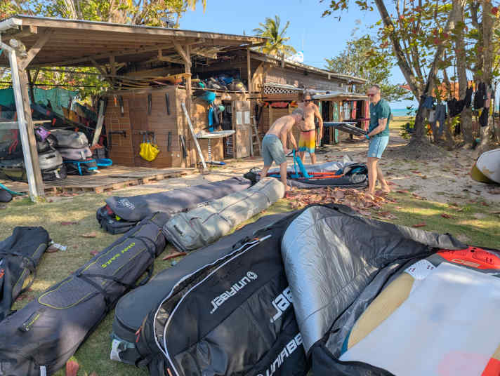 Nur das Nötigste! 17 Boardbags, prall gefüllt mit neuen Produkten haben wir nach Tobago mitgebracht