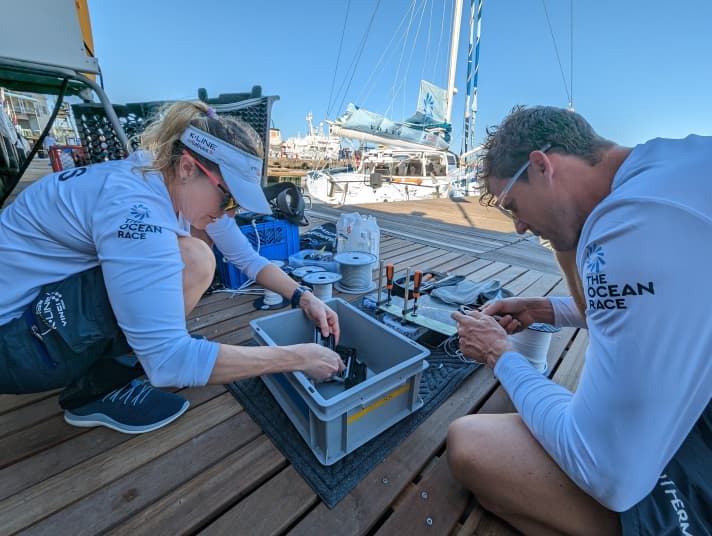 Blitzreparatur im Team Biotherm, das nach Bruch an Bord zunächst in den Hafen von Kapstadt zurückkehrte
