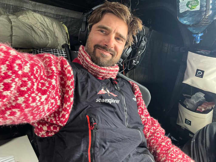   Milioni di fan hanno un bel ricordo del maglione natalizio rosso di Boris Herrmann, che hanno visto per la prima volta alla prima del Vendée Globe della star di Amburgo. È al sicuro nell'armadio della casa di famiglia di Herrmann, nel quartiere HafenCity di Amburgo.