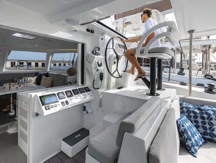 The steering position is located on the forward cockpit bulkhead to starboard and is very clearly laid out