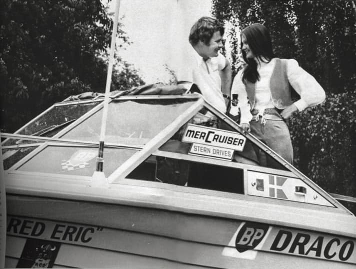   Der erste im Daycruiser: Hans Tholstrup mit seiner Freundin, die daheim mitbangte.