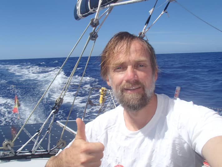   Zu diesem Zeitpunkt war die Welt des Javier Sanso an Bord seiner "Acciona 100 % EcoPowered" noch in Ordnung. Inzwischen ist der Spanier nach seiner Kenterung aus der Rettungsinsel abgeborgen und auf die Azoren geflogen worden