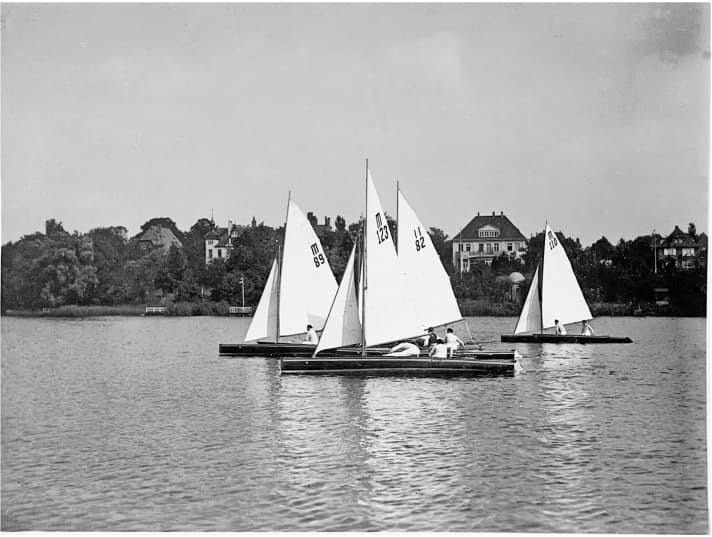 Hansa sailors with their 15-metre racing dinghies on the Wakenitz - a carefree pleasure until the early 1930s