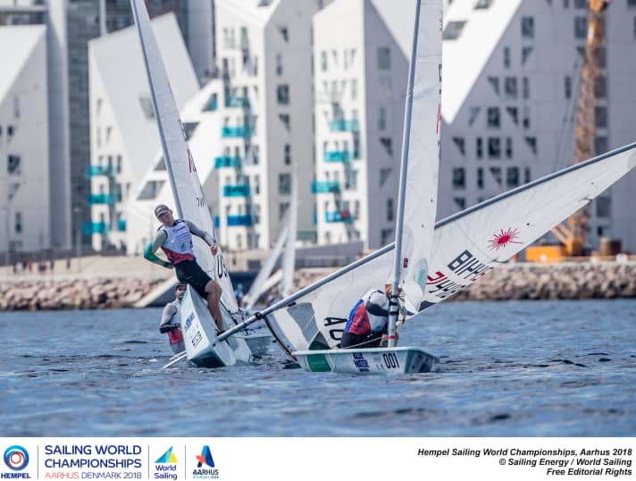   La regata Laser entra nella fase finale del Campionato del Mondo nella baia di Aarhus in uno scenario spettacolare dopo un'emozionante gara con la medal race di venerdì