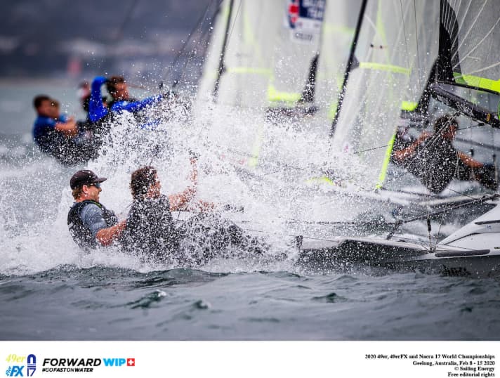   With full physical effort in the race: The defending champions Peter Burling and Blair Tuke took the lead in the 49er on the second day of the World Championships