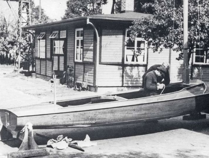 Aus alter Zeit: Auf dem Hinterhof des ehemaligen Werftgeländes in Lembruch am Dümmer wird eine kurz zuvor fertiggestellte Jolle mit Beschlägen versehen. Die Werft zog erst 1980 in neue Hallen in das drei Kilometer entfernte Hüde um