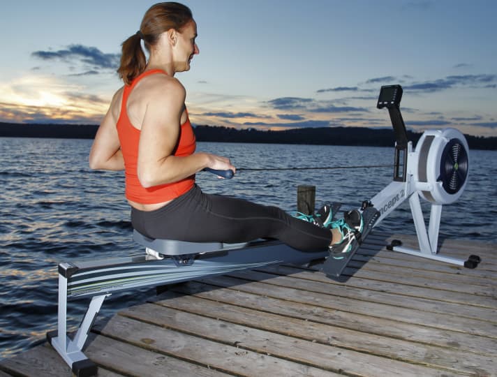 Auch für sehr engagierte Stand-up-Paddler(innen) gehört Rudern ins Trainingsrepertoire. Im Winter aber drinnen...