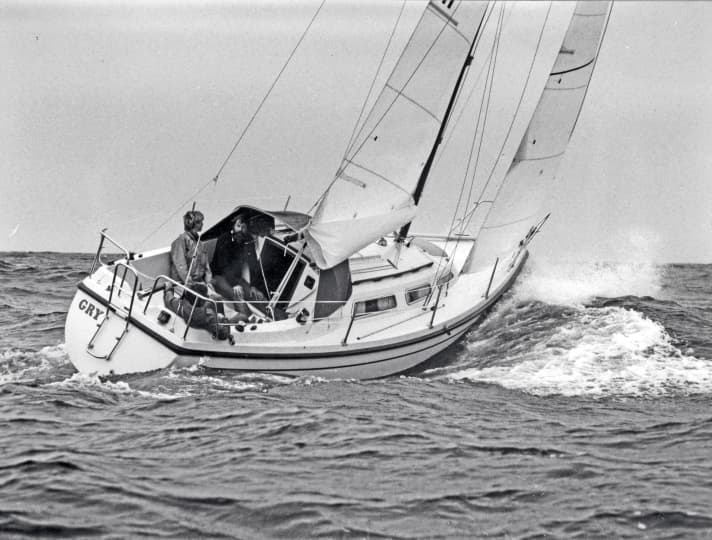Aus der Anfangszeit: eine der ersten Hurleys aus Dänemark, damals noch ohne den typischen blauen Streifen und mit dem geraden Spiegel. Der war später anders geformt, sodass sie an Deck 8,30 Meter lang wurde