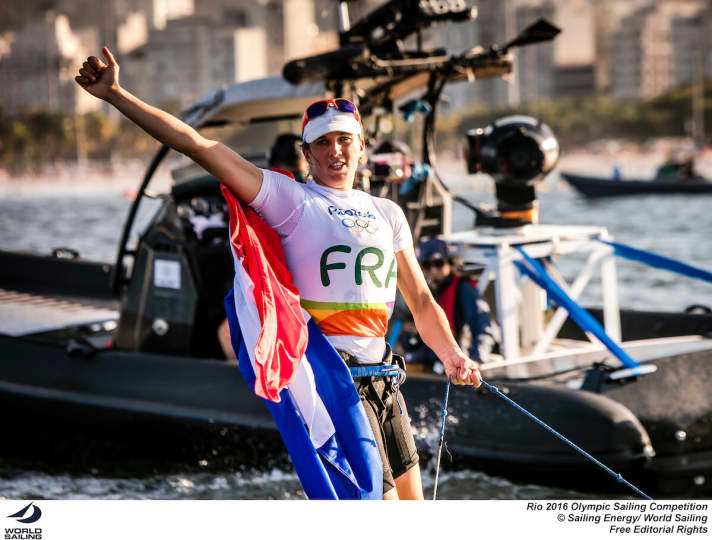   La Française Charline Picon avait remporté l'or chez les surfeuses RS:X à l'issue du thriller final. L'Italienne Flavia Tartaglini, qui avait commencé la finale en tête, a chuté à la sixième place.