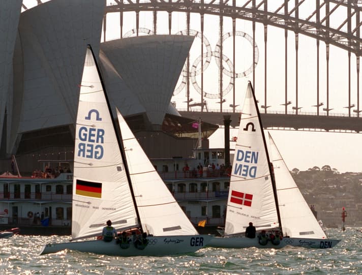   S'il existait une course à la voile que Jochen Schümann souhaiterait disputer à nouveau, ce serait sans doute celle-ci : la finale olympique en solitaire contre son rival Jesper Bank, qu'il avait perdue en 2000 devant l'Opéra de Sydney. A l'époque, Schümann avait dû se contenter de l'argent alors qu'il voulait l'or.