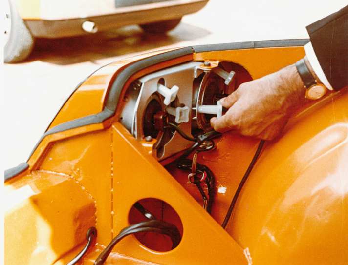 Handarbeit So hätte man die Scheinwerfer eingestellt. Gut zu sehen: die recht roh ausgeführten Schweißarbei-ten am 914.