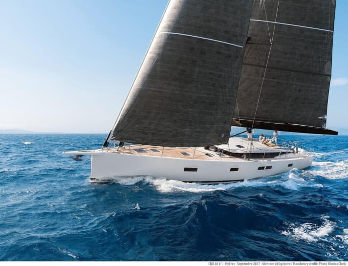   Leggera e veloce. La barca è bilanciata sul timone anche con una brezza fresca e su una rotta di bolina.