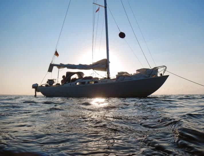   Piacere senza rimorsi? Non è chiaro quanto si possa consumare su uno yacht ancorato.