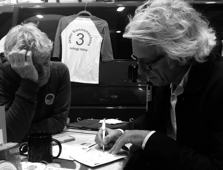   The decisive meeting of sailmaker and Regnoc initiator Frank Schönfeldt and designer Martin Fischer at the Hamburg Boat Show 2019. Here Fischer is already brooding over the foil possibilities of the conger...