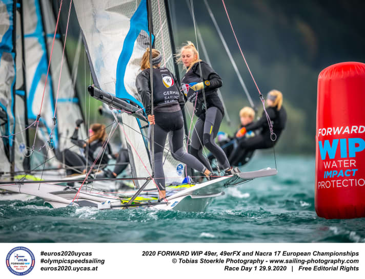   Marla Bergmann et Hanna Wille sont en pleine ascension lors des championnats d'Europe de 49erFX sur le lac Attersee. Leurs rangs jusqu'à présent : 12, 12, 9, 5, 4 et 2