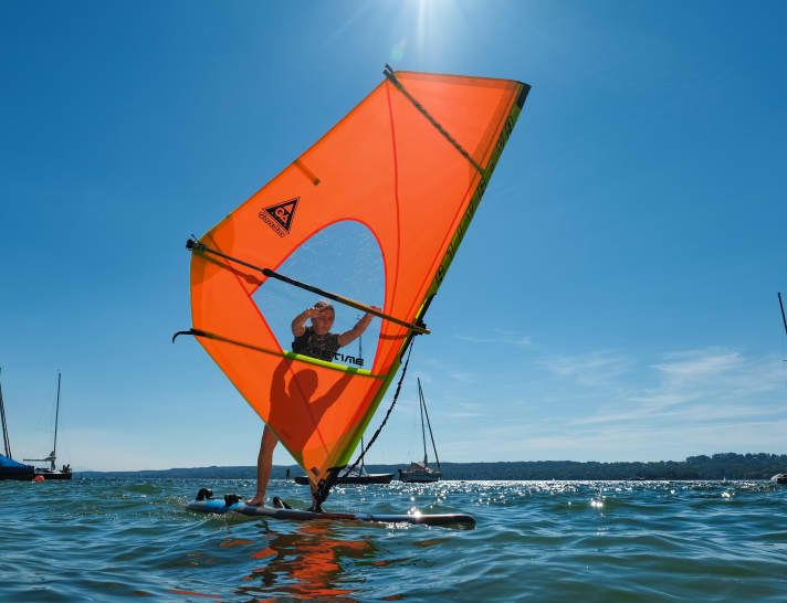 Kindersegel für Leichtwind (im Bild das GA-Sails Freetime) sind oft aus Dacrontuch, kommen mit ein bis zwei Segellatten aus und sind dadurch recht günstig.
