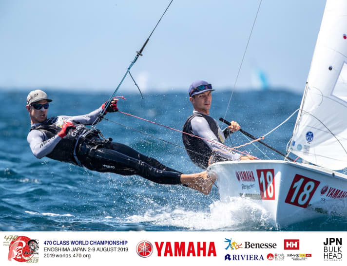   Dans des vents d'abord légers, puis moyens et enfin forts, ainsi que dans une houle violente sur l'ancien et le prochain plan d'eau olympique d'Enoshima, Simon Diesch et Philipp Autenrieth sont entrés trop tard dans la course pour assurer une place olympique à l'Allemagne lors du championnat du monde de 470. Mais il reste tout de même deux chances de dernière minute pour les hommes de 470.