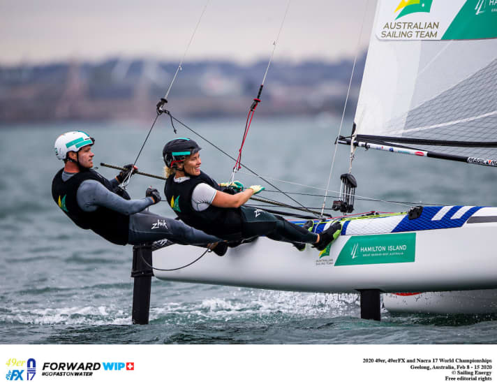   Deuxième après deux jours de navigation : Nathan et Haylee Outteridge, frère et sœur célèbres, se battent pour la place de l'Australie aux Jeux olympiques. Leurs adversaires nationaux sont les médaillés d'argent olympiques Jason Waterhouse et Lisa Darmanin, actuellement sixièmes. Comme pour les navigateurs allemands, le championnat du monde est une régate éliminatoire importante pour les meilleurs down under en vue d'Enoshima 2020.