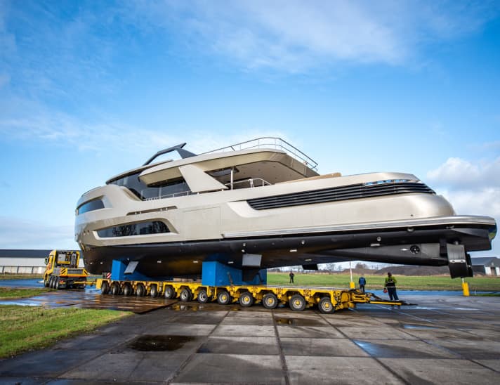 High redundancy: "Lady Fleur" has two pairs of fin stabilisers and one stern thruster per skeg. | g.