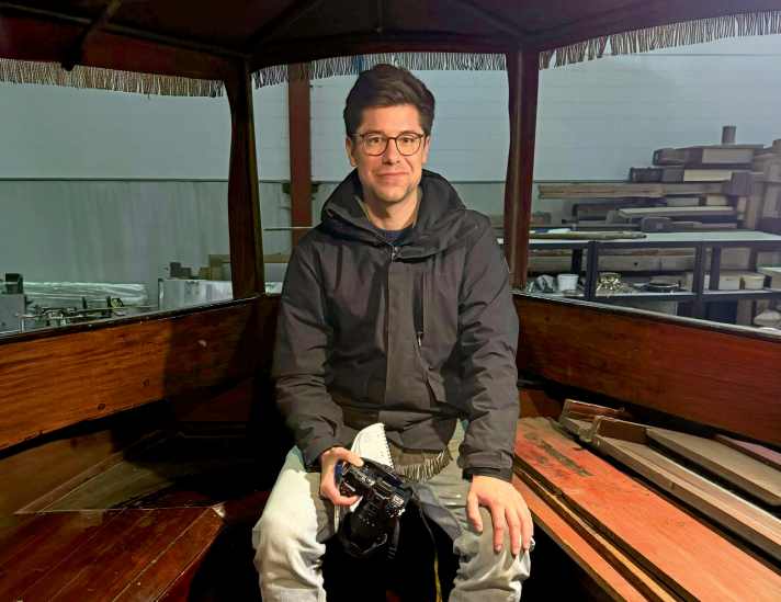Redakteur Fabian Boerger in der Bootshalle im finnischen Turku.