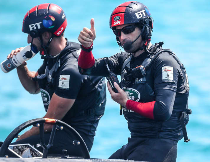   Das war schon besser: Sir Ben Ainslies Daumen zeigt wieder nach oben. Neben ihm sitzt Taktiker Giles Scott. Insgesamt haben die beiden fünf olympische Goldmedaillen gewonnen. Heute konnten sie einiges von ihrem Können zeigen
