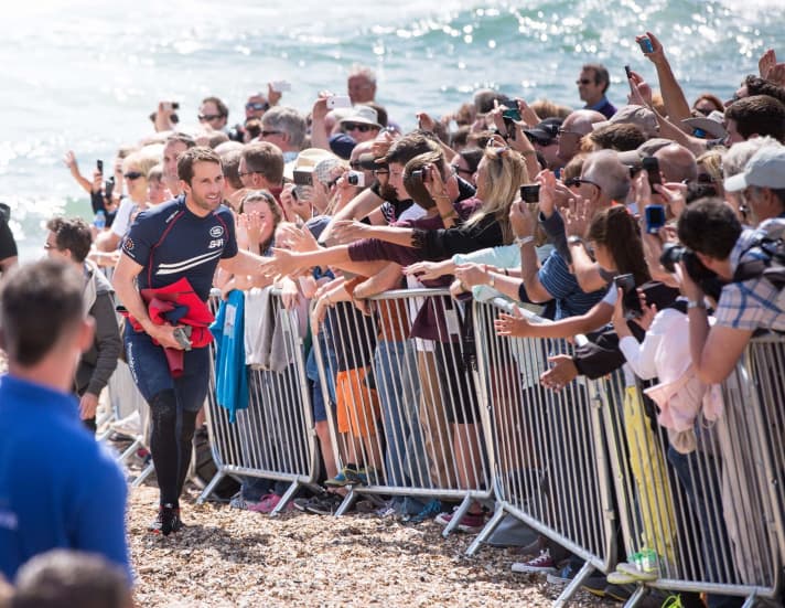   Coup d'envoi sur mesure pour celui qui veut ramener la Coupe de l'America dans sa mère patrie pour la première fois depuis 1851 : Sir Ben Ainslie et ses fans