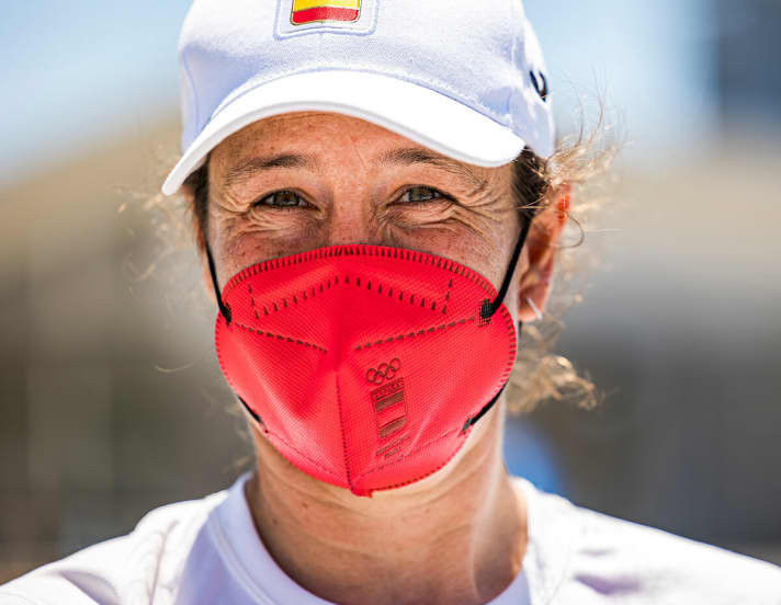   You can still see her smiling behind the red mask: the Spanish helmswoman with strong nerves, Olympic match race champion, 49erFX world champion and circumnavigator Tamara Echegoyen is once again aiming for a medal in the skiff with Paula Barcelo, is determined not to finish fourth again and is one of the most dangerous opponents for the European champions Tina Lutz and Susann Beucke