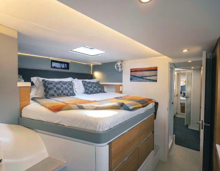 The two largest cabins are located below the mast in the foredeck