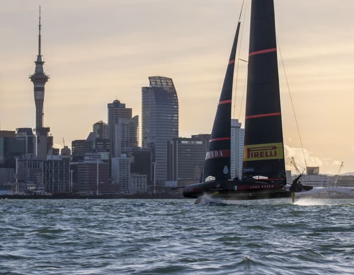   Italian hopeful in New Zealand: "Luna Rossa" against the backdrop of Auckland COR 36