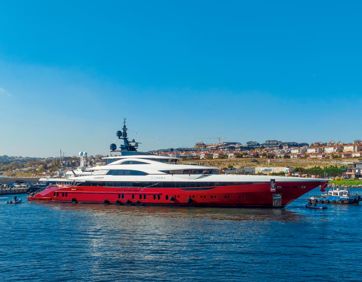 Bilgin Yachts: Aus Istanbul reist „Leona“ an, die zweite Einheit aus der 80-Meter-Serie 263. Die Linien lieferte das türkische Unique-Studio.