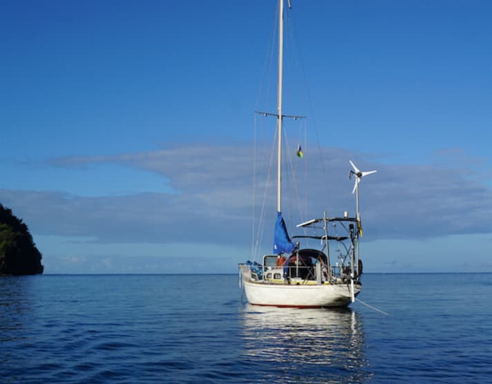  Einsam vor Anker. Eine gewisse Zeit lang ist die "Andiamo" autark, schon der Vorbesitzer hatte die betagte Yacht für große Reisen ausgerüstet